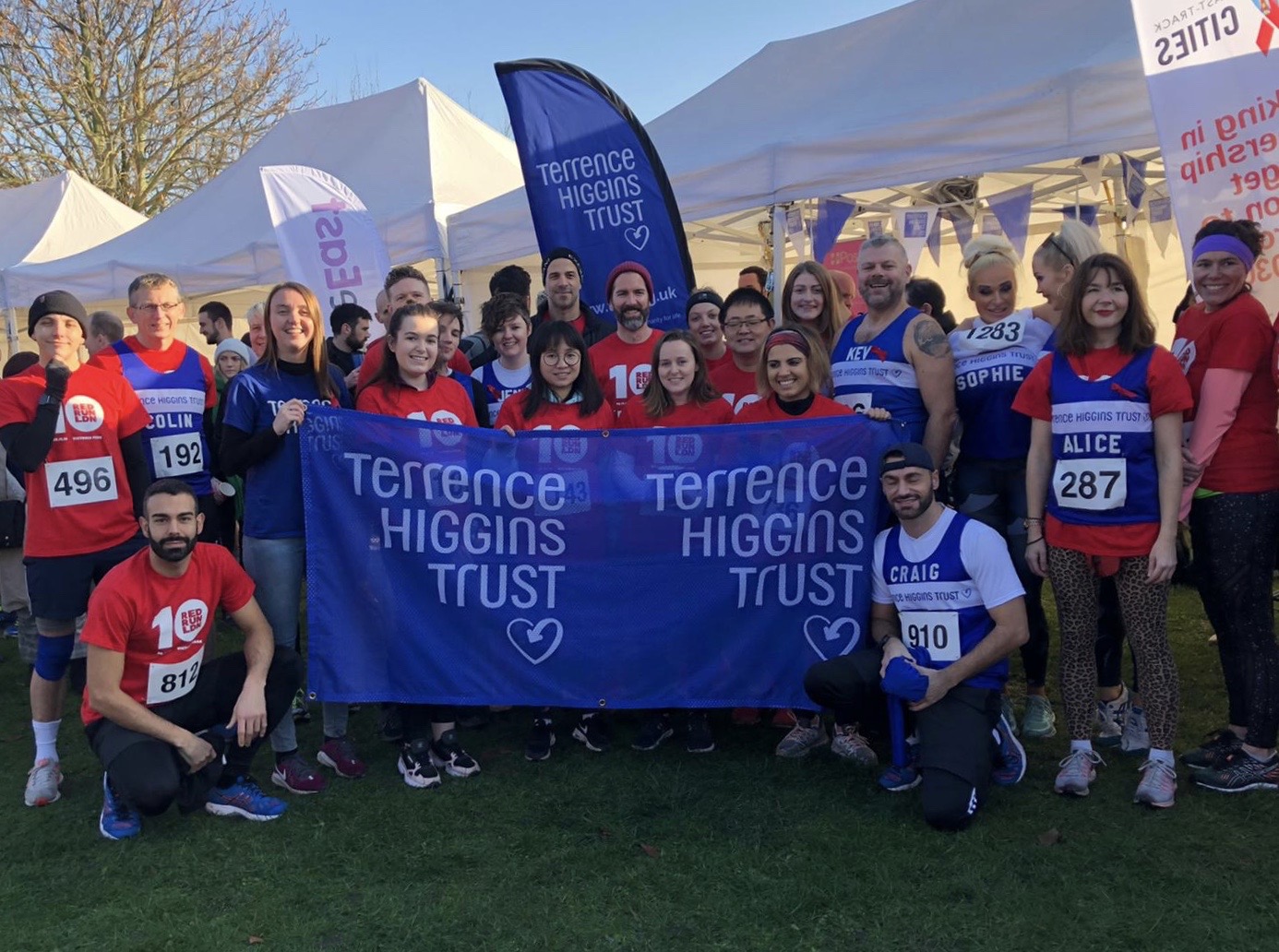 Crowd posing with THT banner in Victoria Park for Red Run